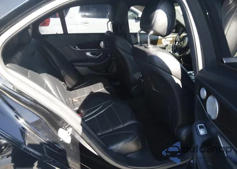 2016 Mercedes-Benz C 300 Sport 4Matic z USA, uszkodzony, nr VIN 55SWF4KBXGU160962